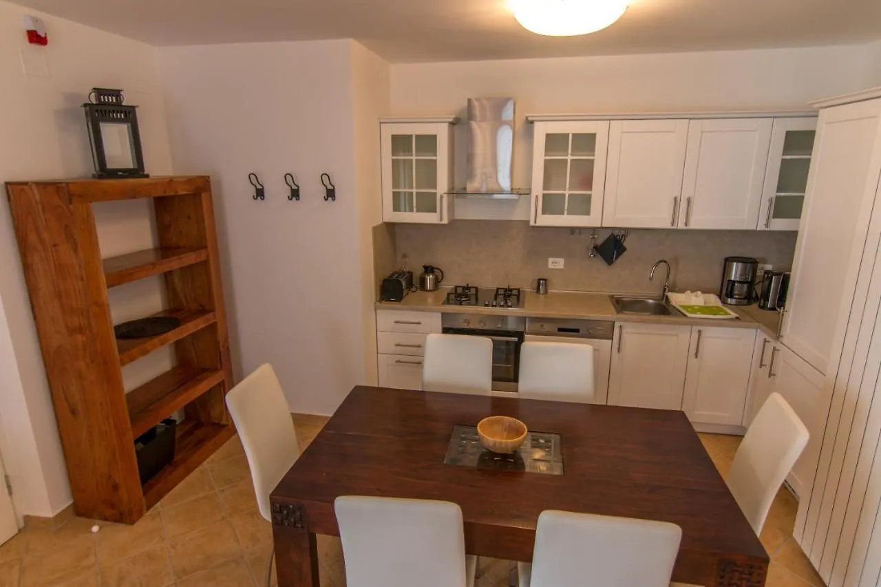 Vicani Villa: Spacious Apartment with Pool Ripenda Kras 0*,  Croatia