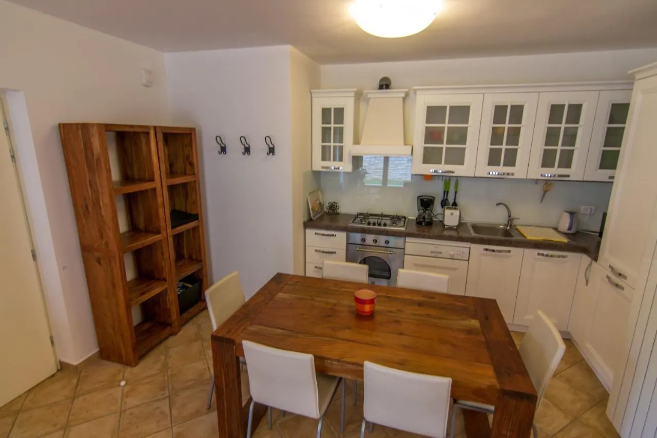 Vicani Villa: Spacious Apartment with Pool Ripenda Kras